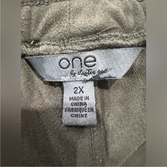 3/$25 CHAPTER ONE 2X Camo green suede style pant - Picture 4 of 7